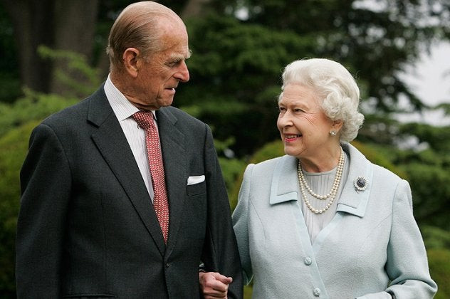 Bουλευτή των Εργατικών βγάζει τα «άπλυτα» της βασιλικής οικογένειας στη φόρα: Ο Φίλιππος κεράτωνε την Ελισάβετ και ο Χάρι δεν μπορεί να πετάξει ελικόπτερο!